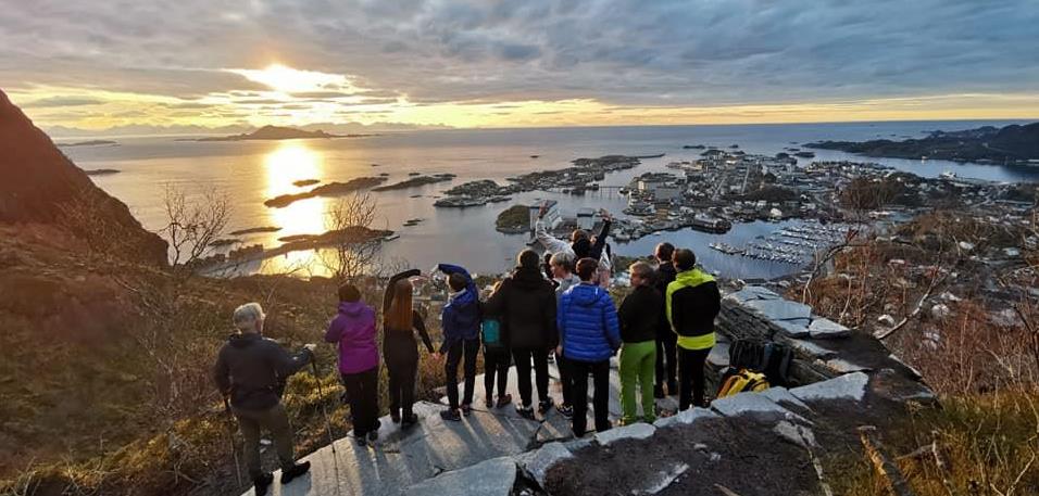 Students are looking on the sunset - Klikk for stort bilde
