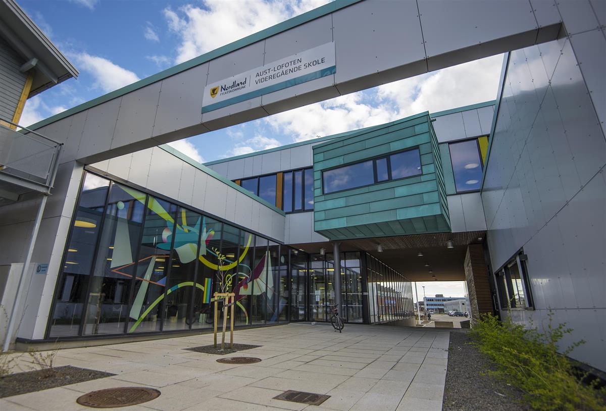 Main entranse to the school - Klikk for stort bilde